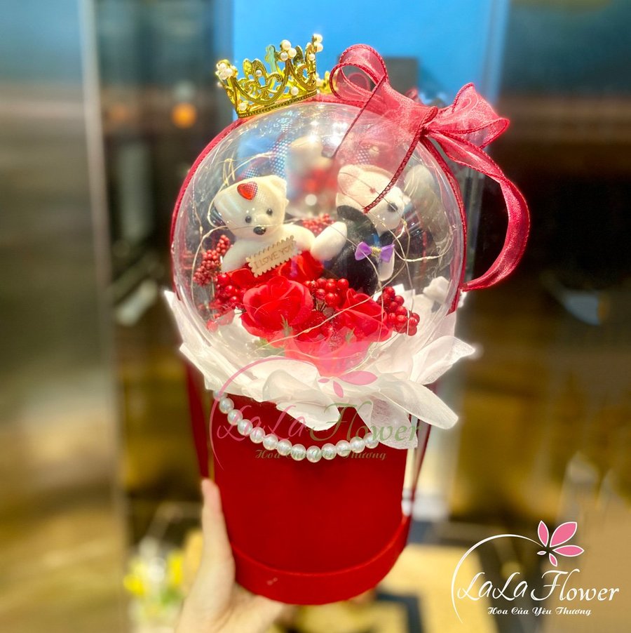 Hộp hoa gấu bong bóng sắc đỏ kèm vương niệm kèm đèn led