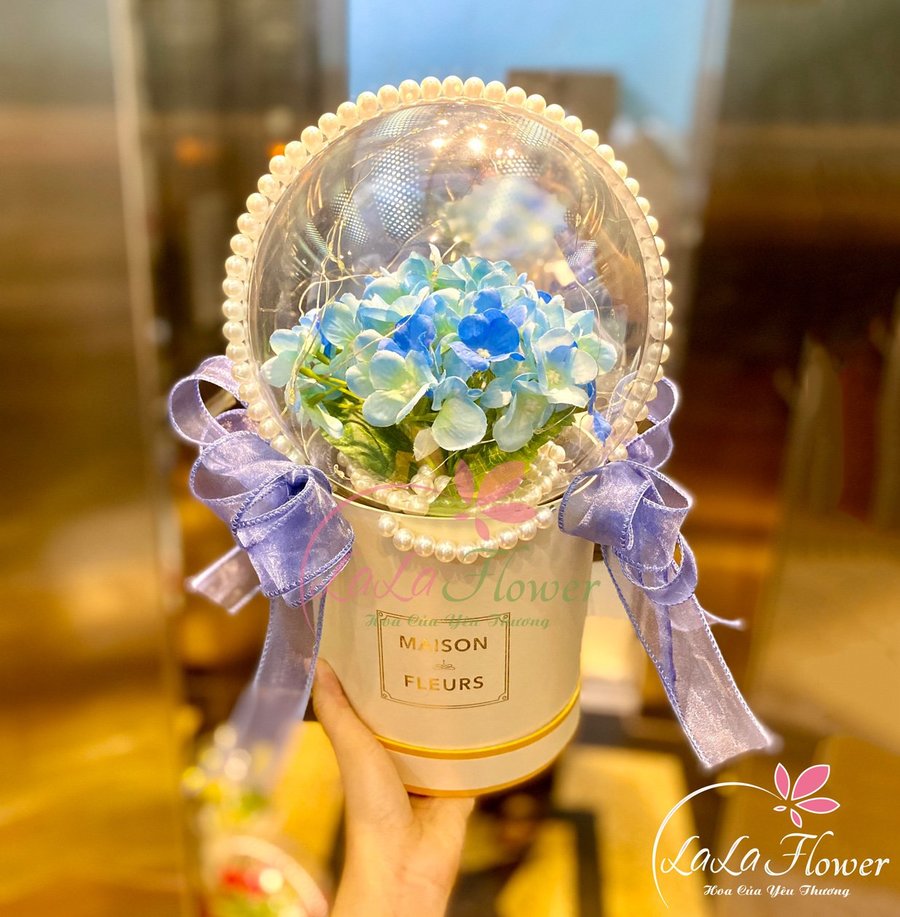 Hộp hoa vải tú cầu bong bóng sắc xanh rực rỡ kèm đèn led