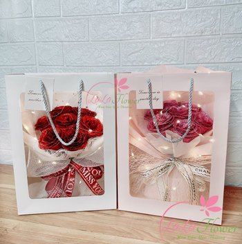 Túi Quà Bó Hoa Sáp Nhũ Kim Tuyến 7 Bông Kèm Đèn LED