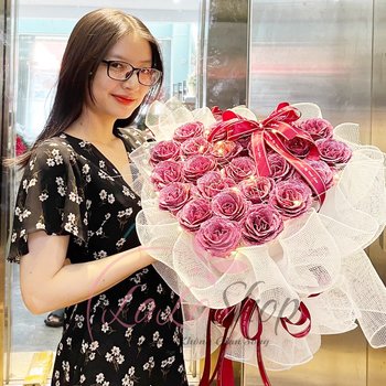 Bó Hoa Kim Tuyến Hình Trái Tim Sắc Hồng Lưới Cứng 26 bông