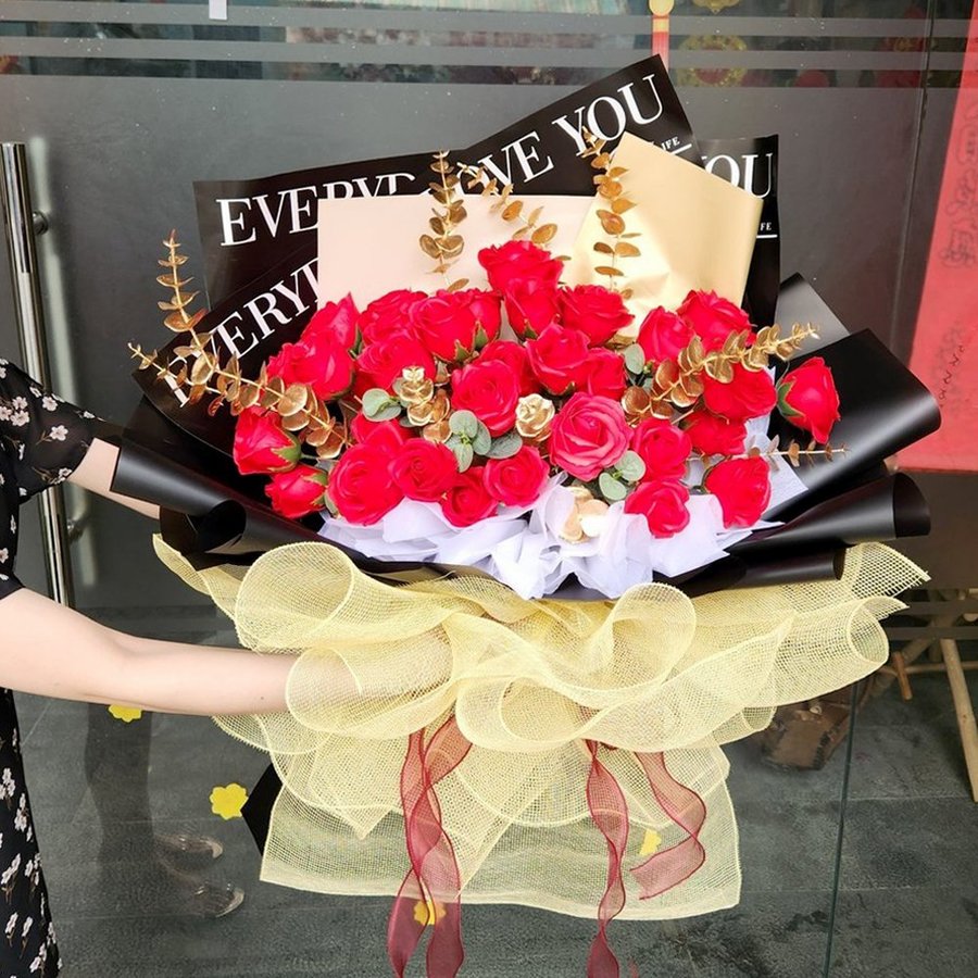 Bó hoa sáp đỏ phối lá táo phủ đồng