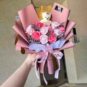 Bó hoa hồng sáp thơm kèm gấu rực rỡ