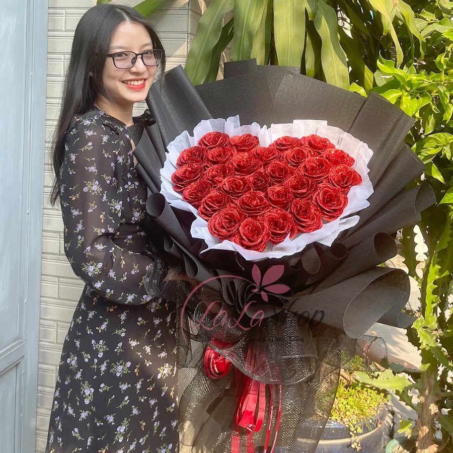 Bó hoa hồng kim tuyến sắc đỏ rực rỡ cao cấp