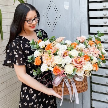 Lẵng hoa sáp để bàn sắc cam rực rỡ