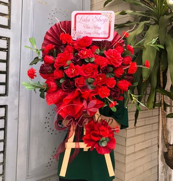 Kệ hoa sáp tặng tân gia sắc đỏ rực rỡ