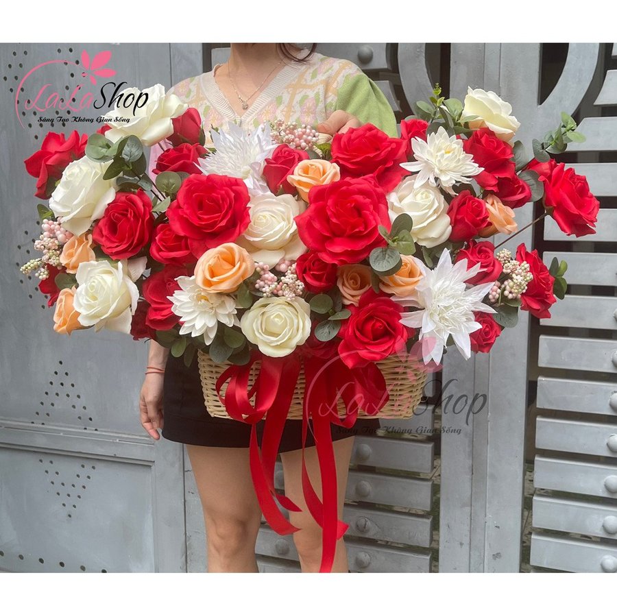 Lẵng hoa sáp để bàn sắc đỏ ngọt ngào