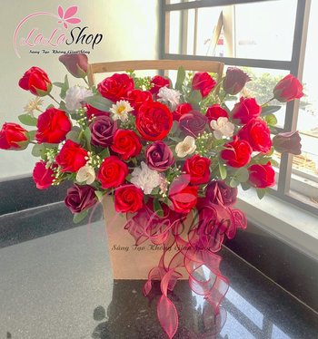 Lẵng Hoa Sáp Để Bàn Sắc Đỏ Điểm Trắng