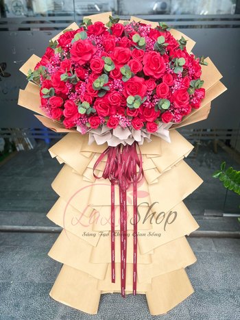 Kệ hoa sáp thơm sắc đỏ kèm hoa bi khô chúc mừng khai trương, tân gia