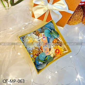 Hộp quà tặng hoa sáp kèm mỹ phẩm son nước LipGloss phấn nụ hoàng cung PK 5ml