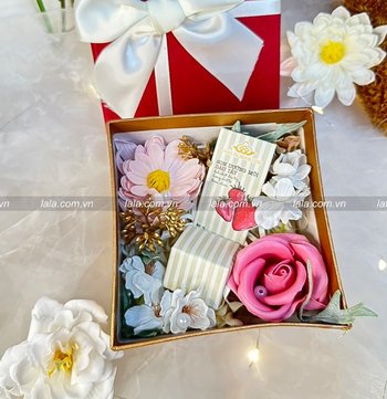 Hộp hoa sáp mỹ phẩm kèm Son Dưỡng Dâu Tây Phấn Nụ Hoàng Cung 5g