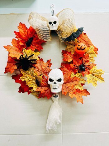 Vòng treo cửa đầu lâu lá phong ma mị 35cm trang trí Halloween