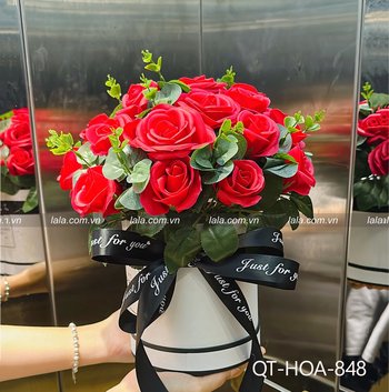 Giỏ hoa sáp để bàn sắc đỏ quà tặng tình nồng thắm mẫu 848