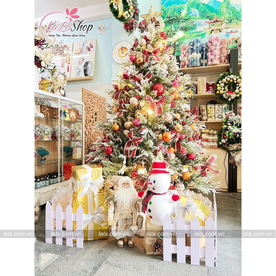 Cây Thông Đầu Nhọn 5 Loại Lá Phủ Tuyết Gắn Trái Đỏ Cao 2m full phụ kiện