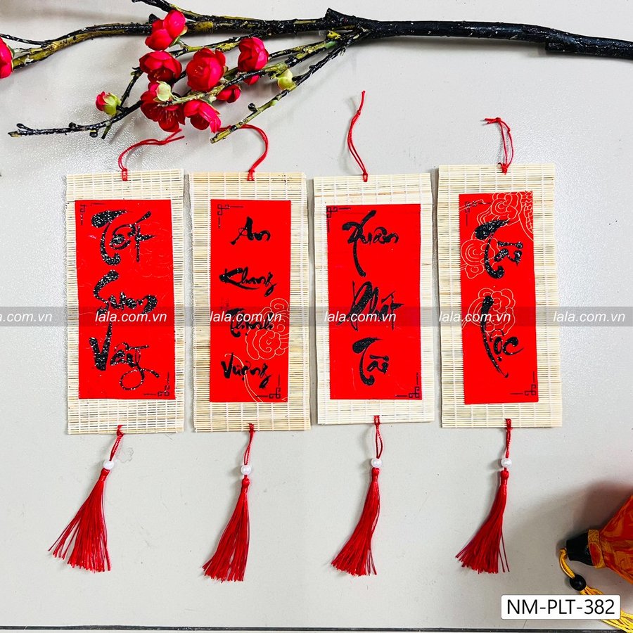 Lộc treo tết mành tre vuông 9x20cm chữ thư pháp đỏ mẫu 382
