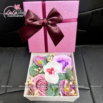 Hộp quà tặng hoa sáp kèm phụ kiện mẫu vuông 082