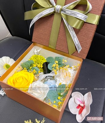 Hộp quà tặng 1 chai tinh dầu kèm hoa sáp mẫu vuông 086