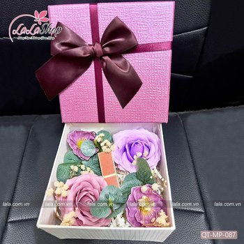 Hộp quà tặng hoa sáp kèm phụ kiện mẫu vuông 087 (không kèm mỹ phẩm)