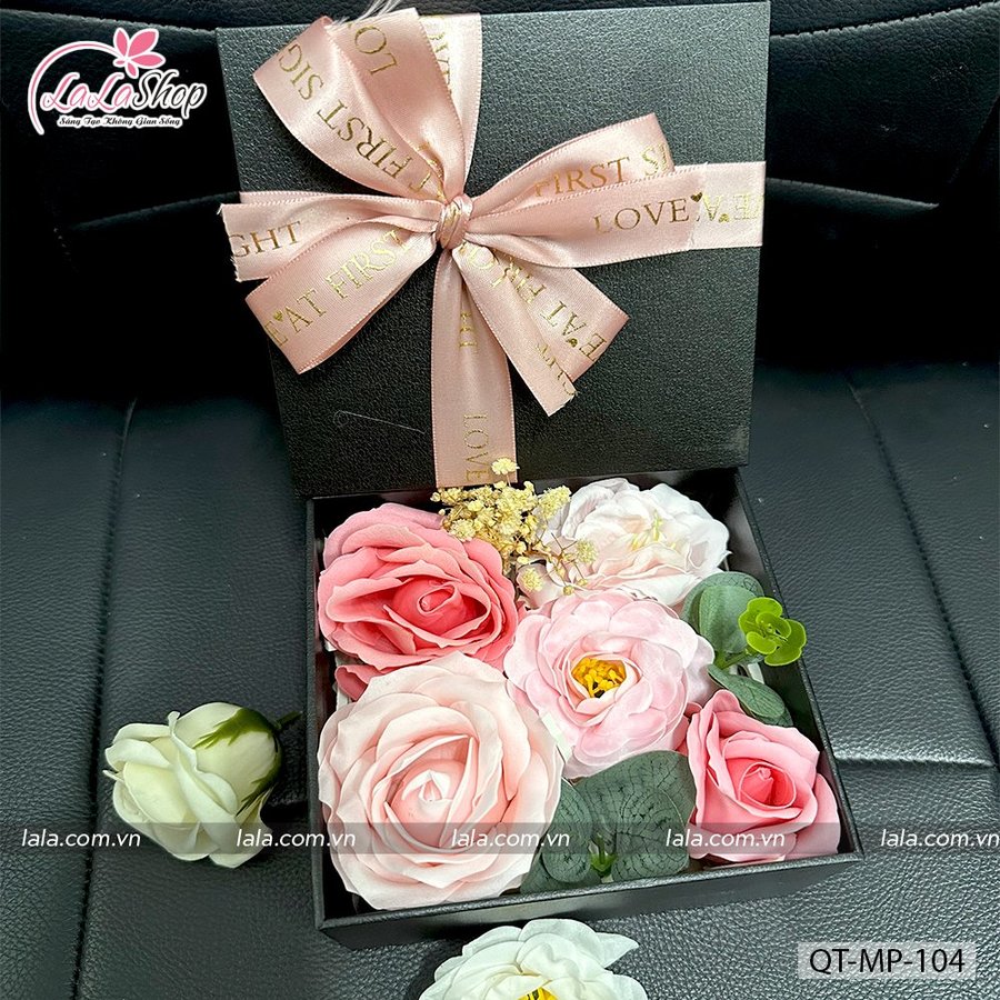 Hộp quà tặng hoa sáp kèm phụ kiện mẫu vuông 104
