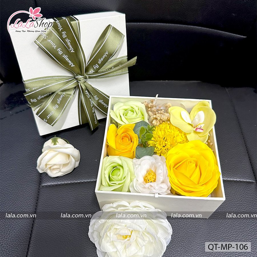 Hộp quà tặng hoa sáp kèm phụ kiện mẫu vuông 106