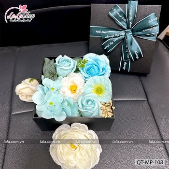 Hộp quà tặng hoa sáp kèm phụ kiện mẫu vuông 108