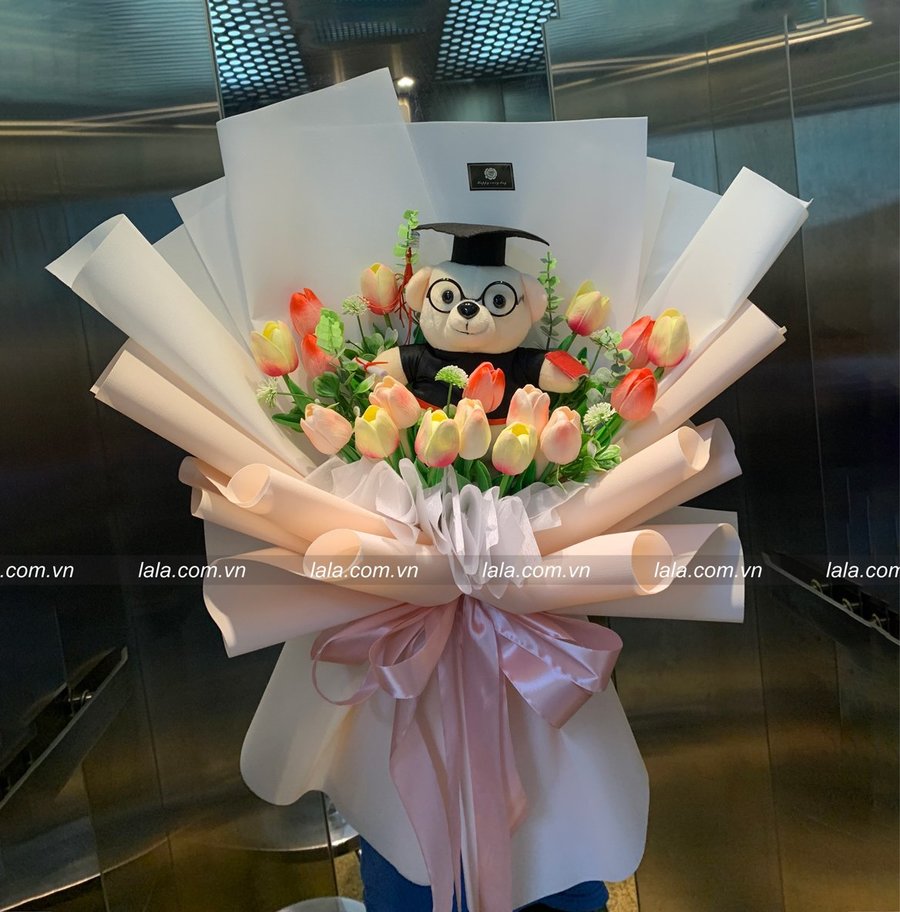 Bó hoa tulip lớn sắc đỏ vàng kèm gấu tốt nghiệp mẫu 948
