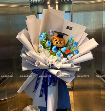 Bó hoa tulip lớn sắc xanh dương kèm gấu tốt nghiệp mẫu 949