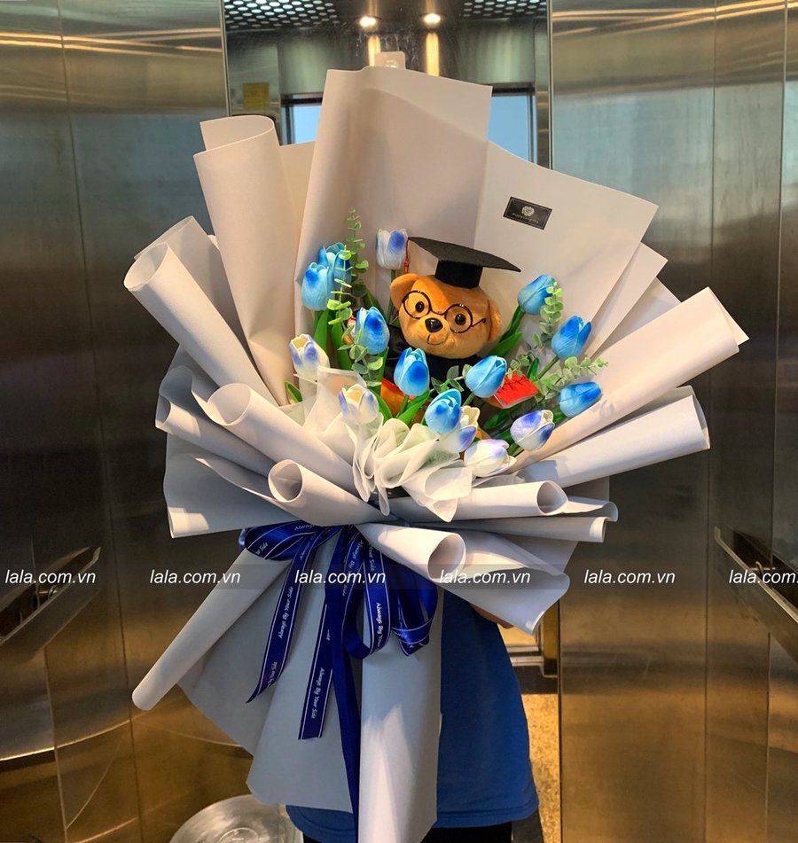 Bó hoa tulip lớn sắc xanh dương kèm gấu tốt nghiệp mẫu 949