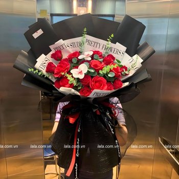 Bó hoa hồng sáp thơm sắc đỏ phối lan hồ điệp ngọt ngào tháng 5