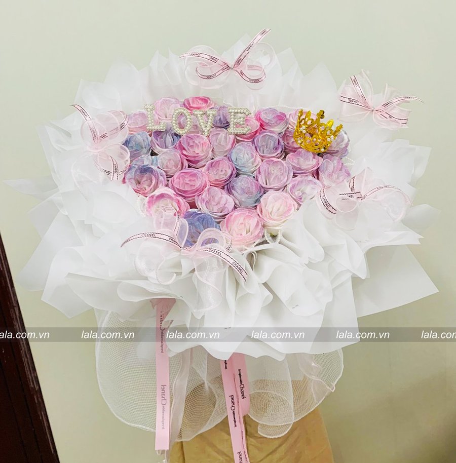 Bó hoa hồng 31 bông kim tuyến galaxy tặng kèm chữ LOVE và vương miệng
