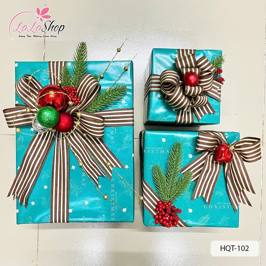 Set 3 hộp quà giáng sinh trang trí cây thông noel màu xanh và trái châu đỏ