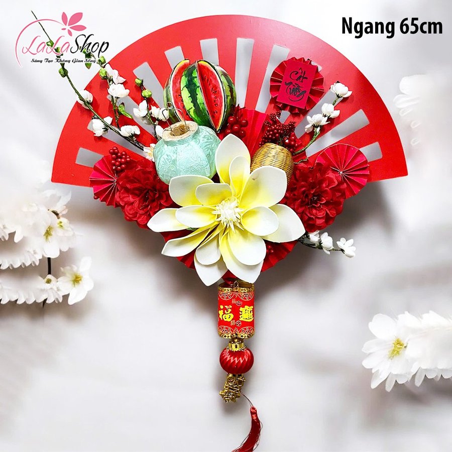 Quạt đỏ cát tường và dây pháo tài lộc trang trí tết