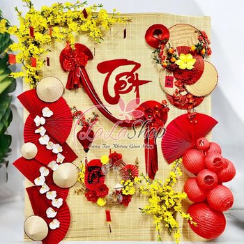 Tiểu Cảnh Trang Trí Mành Tre Quạt Đỏ Và Mai Vàng Tài Lộc Đón Xuân