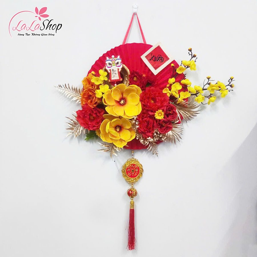 Quạt đỏ mai vàng xuân mới