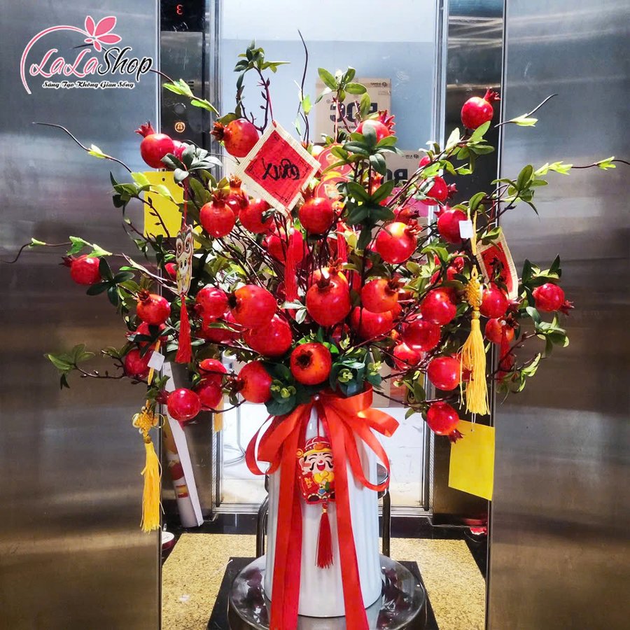 Bình hoa lựu đỏ trang trí tết mang may mắn tài lộc