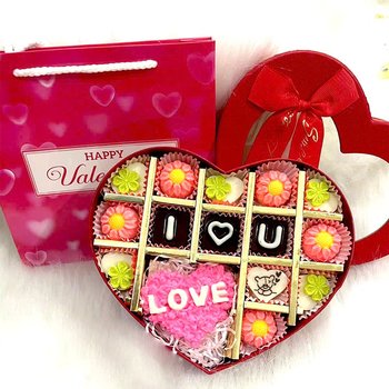 Hộp Socola tình nhân hoa và chữ I love you