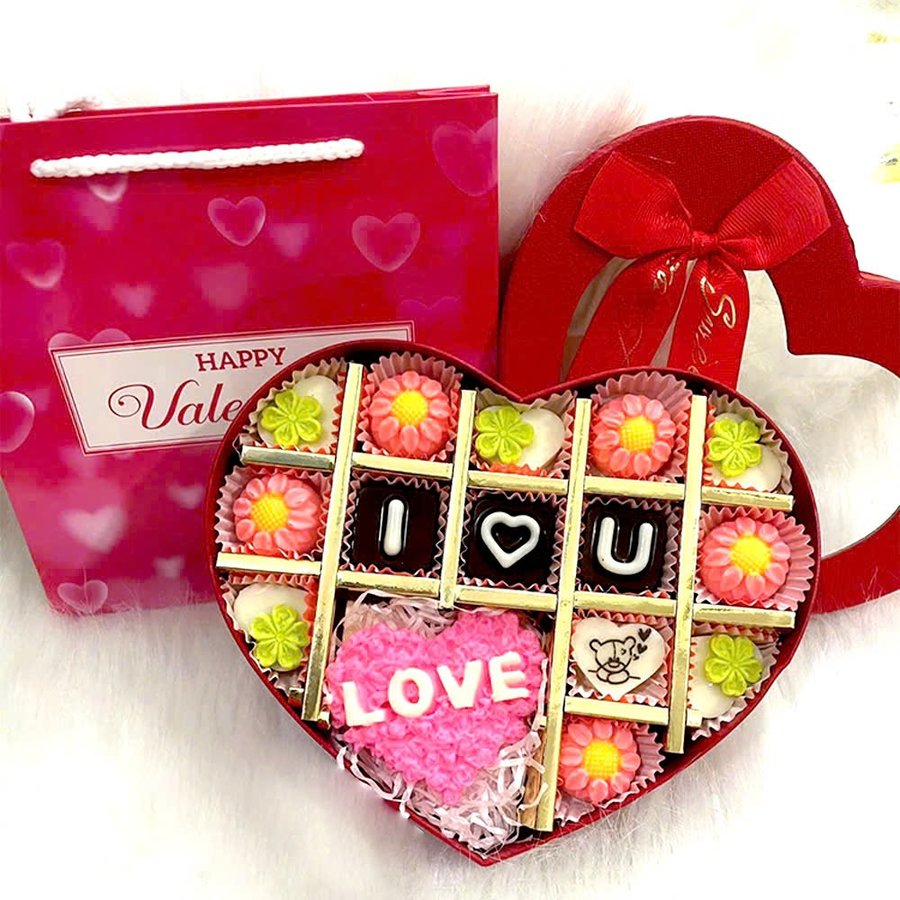 Hộp Socola tình nhân hoa và chữ I love you