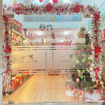 Dây thông Noel phủ tuyết gắn trái đỏ trang trí quả châu nhung đỏ và ruy băng 2m1