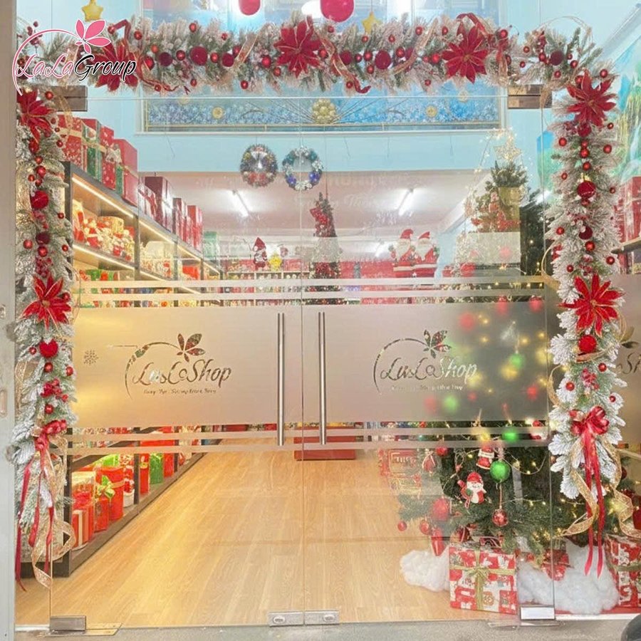 Dây thông Noel phủ tuyết gắn trái đỏ trang trí quả châu nhung đỏ và ruy băng 2m1