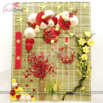Tiểu cảnh mành tre nón lá pháo đỏ hoa xuân trang trí tết