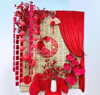 Tiểu cảnh câu đối trang trí tết và lồng đèn đỏ may mắn