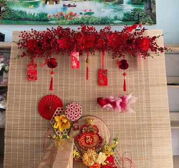 Dây đào đông và hoa đỏ kèm lì xì trang trí tết dài 1m5