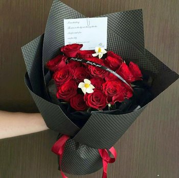 Bó Hoa Hồng Đỏ Rực Rỡ Quà Tặng Xinh Yêu Cho Người Thương