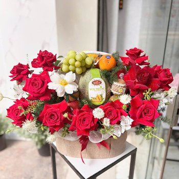 Giỏ Quà Tặng Trái Cây Nhập Khẩu Mix Hoa Hồng Đỏ Sang Trọng
