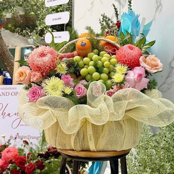Giỏ Trái Cây Lưới Tone Vàng Nhập Khẩu Mix Hoa Cúc Mẫu Đơn Sang Trọng