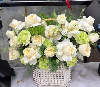 Giỏ Hoa Hồng Tươi Tone Trắng Xanh Nhẹ Nhàng Xinh Xắn