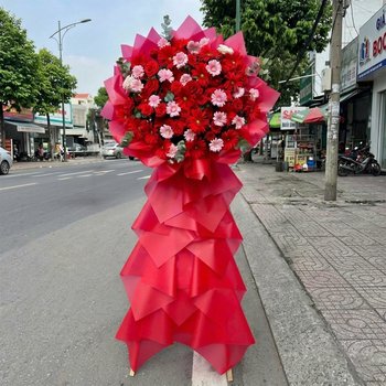 Kệ Hoa Mừng Khai Trương Hoa Hồng Đỏ Mix Hoa Đồng Tiền Rực Rỡ Nổi Bật