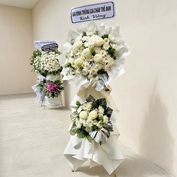 Kệ Hoa Chia Buồn 2 Tầng Hoa Cúc Trắng Phối Lá Xanh Tinh Tế Nhẹ Nhàng