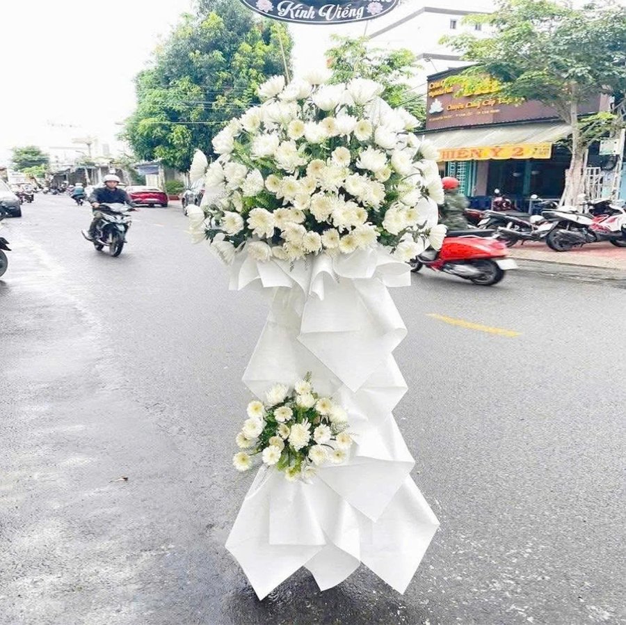 Kệ Hoa Chia Buồn 2 Tầng Hoa Cúc Trắng Trang Nhã An Lành