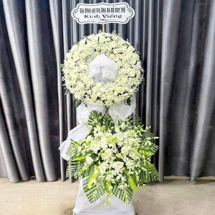 Kệ Hoa Chia Buồn 2 Tầng Tone Trắng Trang Trọng