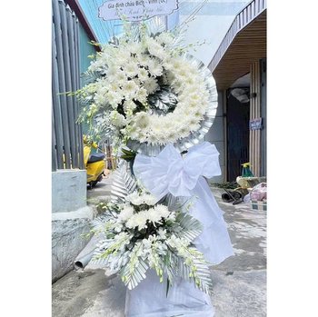 Kệ Hoa Chia Buồn Hoa Cúc Trắng Kết Vòng Tròn Tinh Tế Thanh Lịch